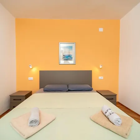 In Barbat With Sea View, Balcony, Air Conditioning 660-4 * Barbat na Rabu