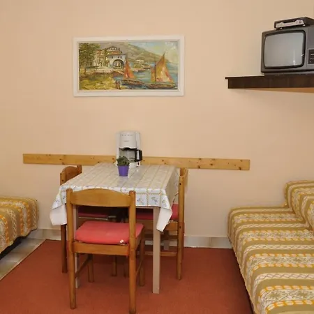 In Barbat With Sea View, Balcony, Air Conditioning 660-4 * Barbat na Rabu